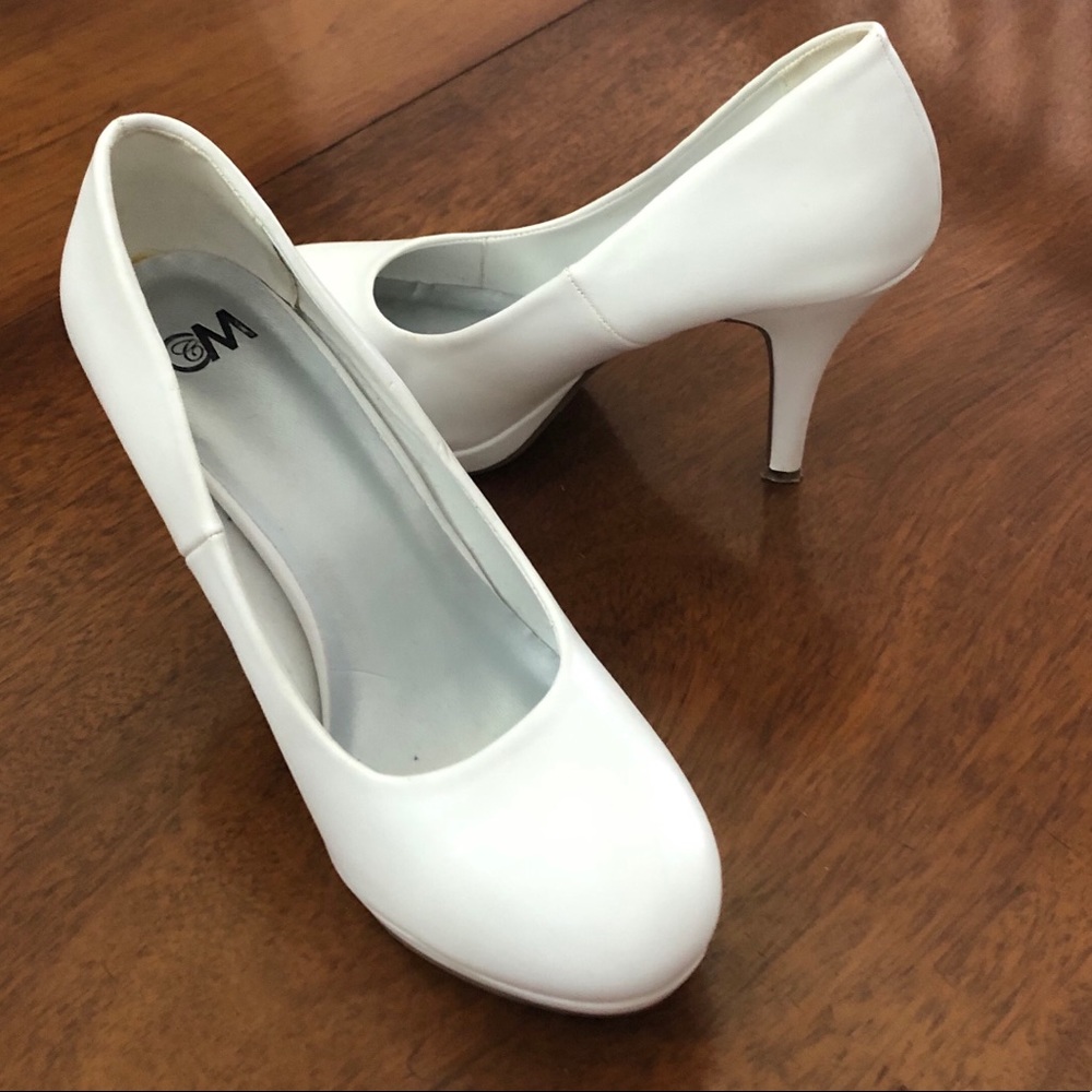 Classy White Pump Heels *Like New!!*